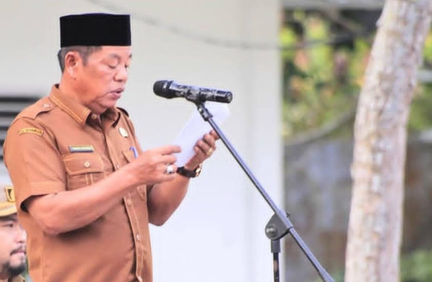 Staf Ahli Bupati Labuhanbatu memimpin Apel Gabungan Kelompok I (Fajar/Sumut Pos)