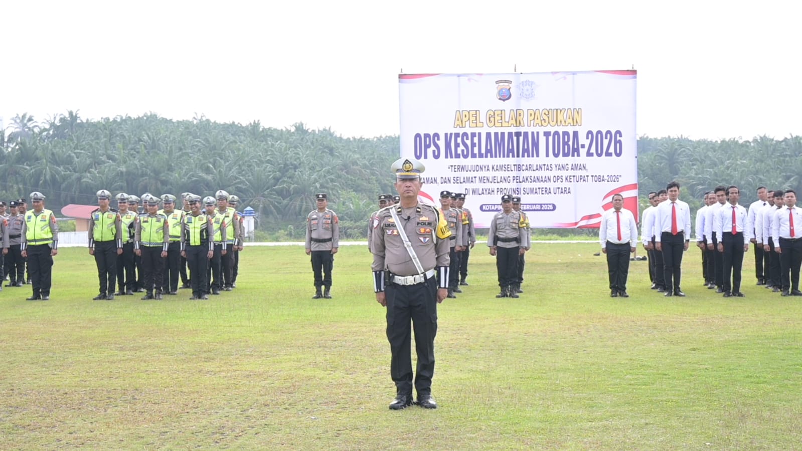 Polres Labusel menggelar apel dalam rangka Operasi Keselamatan Toba 2026. (KHAIRUDDIN/SUMUT POS)
