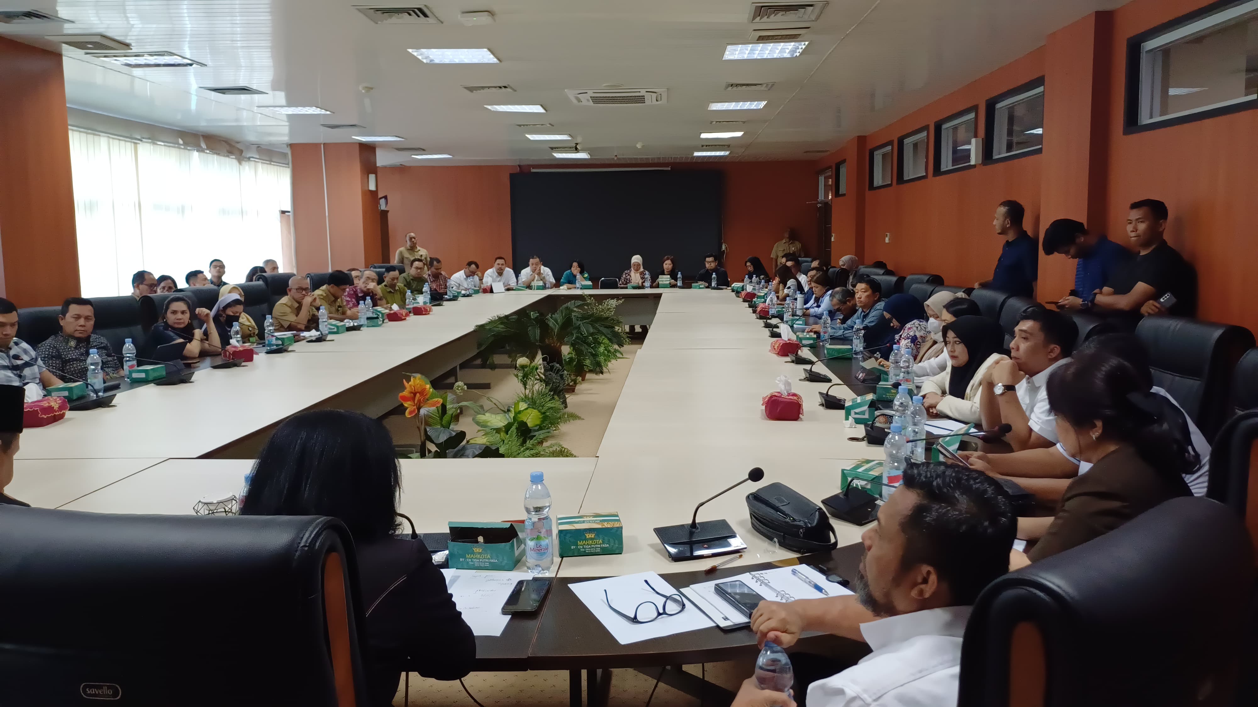 RAPAT: Komisi II menggelar RDP bersama Dinkes Medan, BPJS Kesehatan Medan, dan Sejumlah RS di Kota Medan. (Dok: Markus Pasaribu/Sumut Pos)