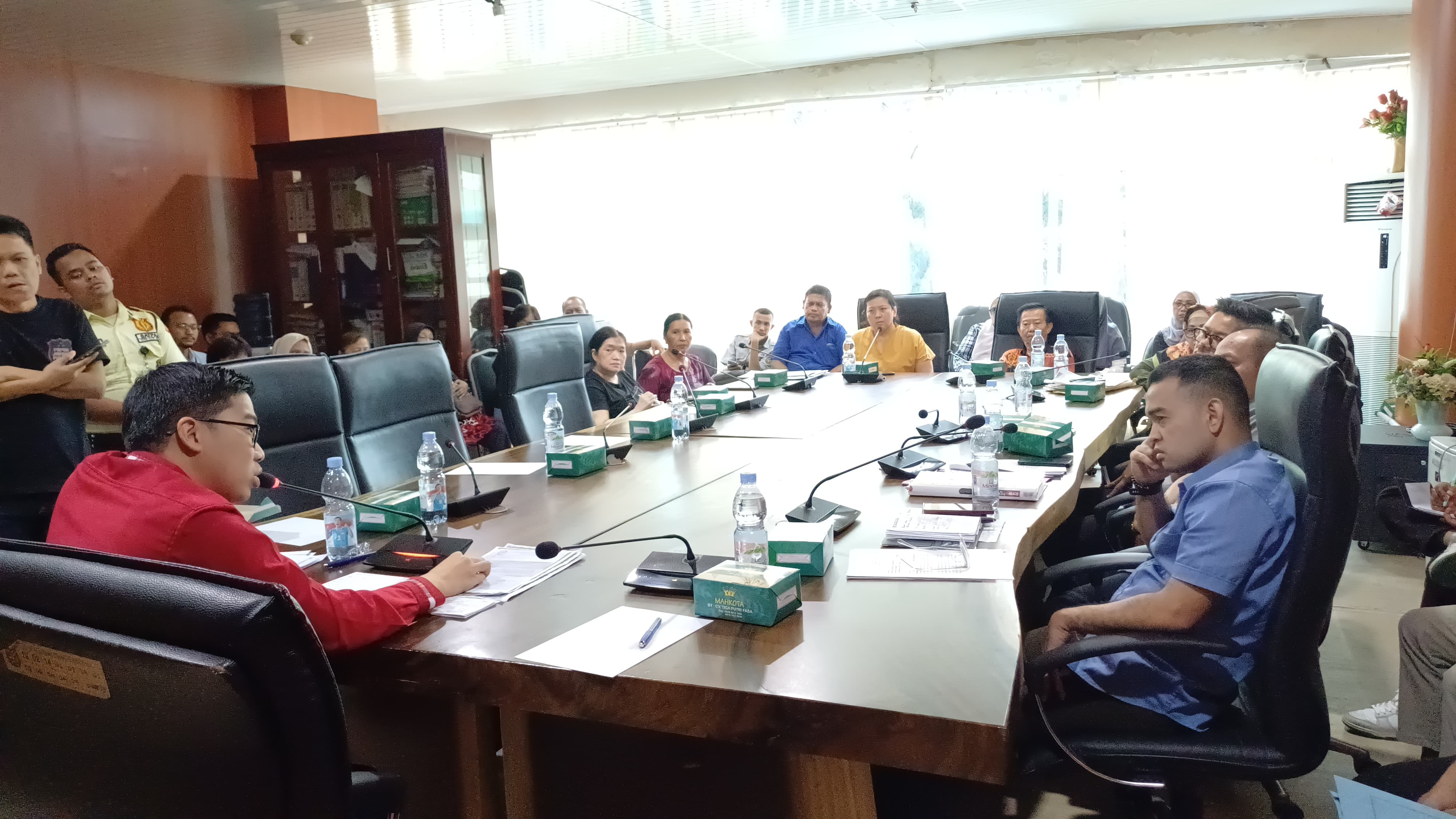 RAPAT: Komisi III DPRD Medan, Direksi PUD Pasar dan para pedagang Pasar Sambas rapat di gedung DPRD Medan, Selasa (3/2/2026). (Dok: Markus Pasaribu/Sumut Pos)