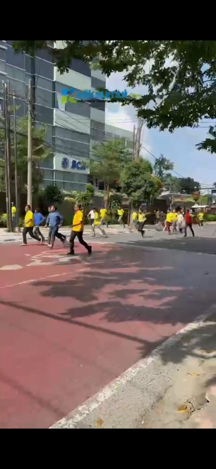 ORMAS: Bentrok antar Ormas yang terjadi di depan Gedung JW Marriot Medan. (Dok: istimewa)