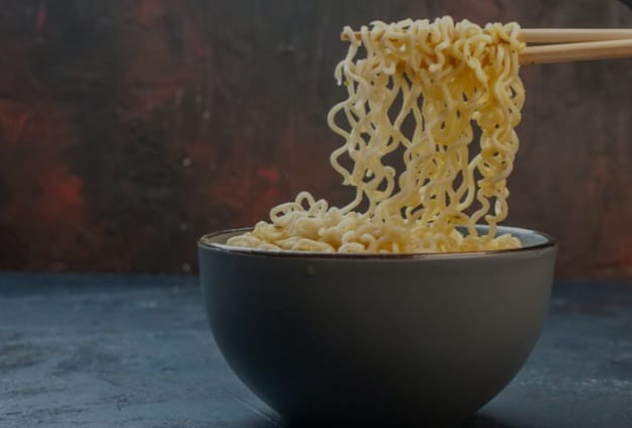 Ilustrasi, mi instan menjadi salah satu makanan yang kerap dilabeli tidak sehat. (freepik)