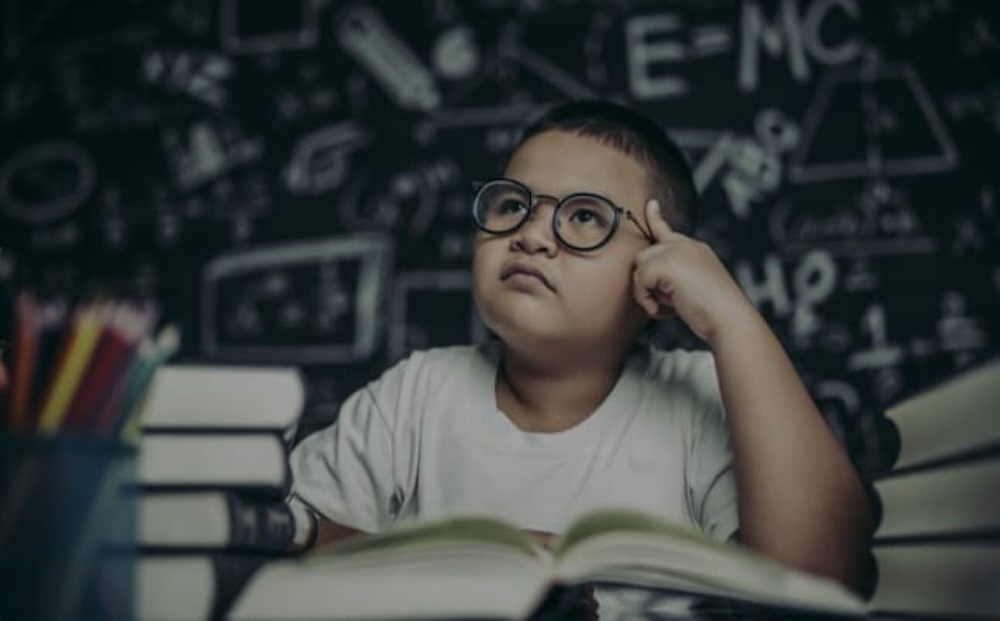 ilustrasi, IQ anak ternyata bisa dilihat dari tanda tertentu melalui tes sederhana yang dilakukan orang tua di rumah. (freepik.com)