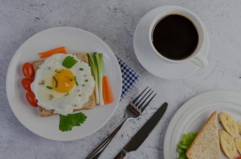 ilustrasi, tidak semua menu sarapan baik bagi kesehatan, beberapa malah memicu ketidakidealan seperti perut buncit. (freepik.com)