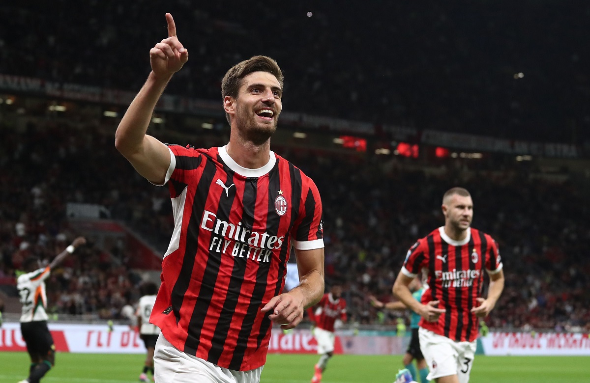 Bek AC Milan, Mateo Gabia melakukan seleberasi usai mencetak gol. (sempremilan)