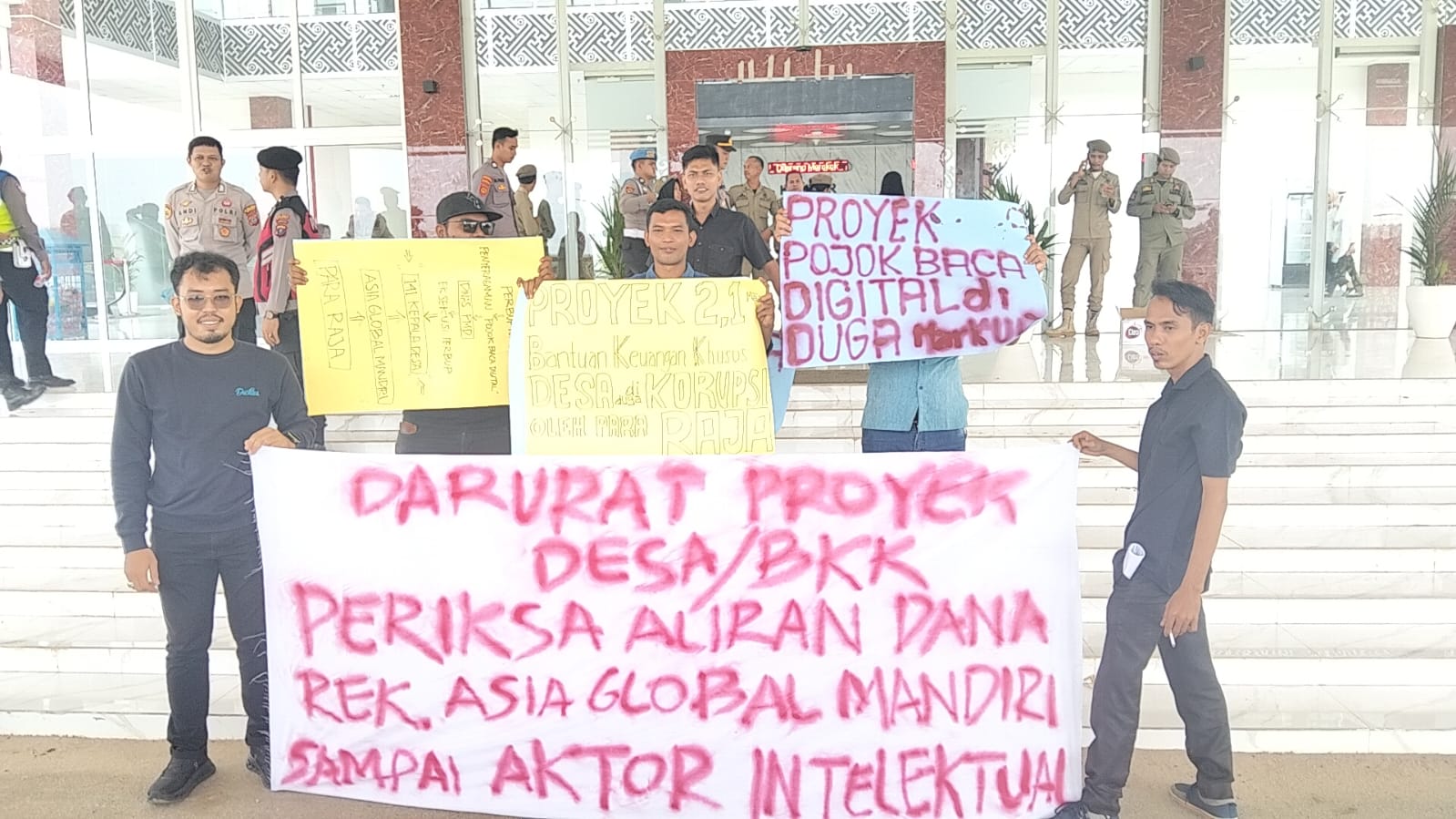 Mahasiswa dan Pemuda berunjukrasa  di depan Kantor Bupati Batubara,  Selasa (3/2/2026). (Liberti H Haloho/ Sumut  Pos)