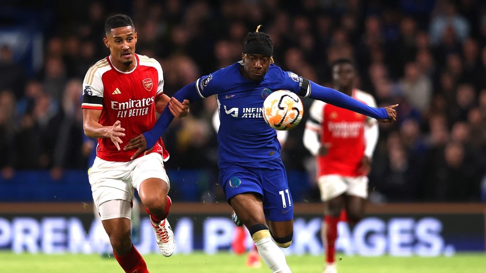 Pemain arsenal mencoba merebut bola dari pemain Chelsea. (jimcrowhistory)