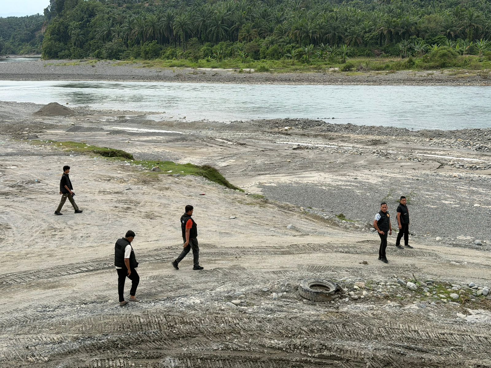 Anggota Satreskrim Polres Langkat saat turun di lokasi galian c yang tidak ada aktivitas, Dusun Seleles, Desa Sematar, Kecamatan Bahorok. (Istimewa/Sumut Pos)