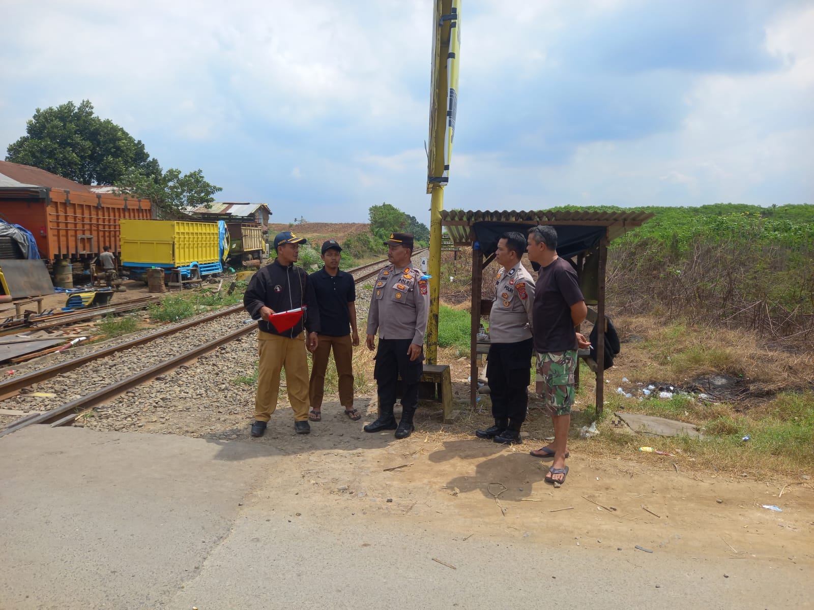 Personel Sat Binmas Polres Tebing Tinggi memberikan imbauan keselamatan kepada petugas jaga palang pintu perlintasan kereta api dalam rangka Ops Keselamatan Toba 2026. (Azan Purba/Sumut Pos)