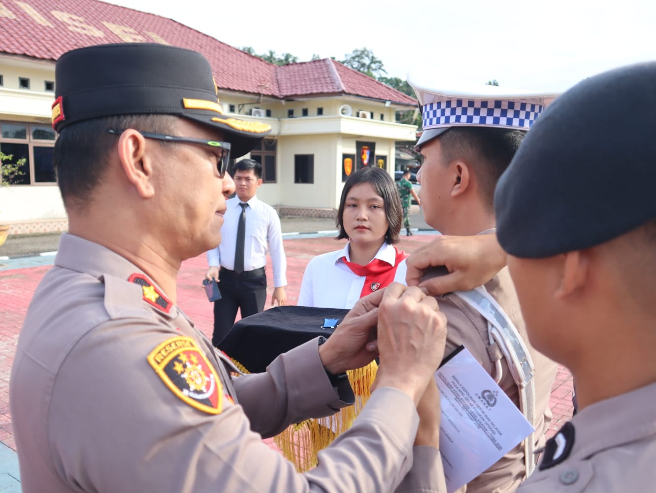 Wakapolres Nisel, Kompol Mahyu Danil Noor, S.Si pada saat pemasangan pita kepada personil Satlantas Polres Nisel. Selasa (2/2). (ERIUSMAN/SUMUT POS)