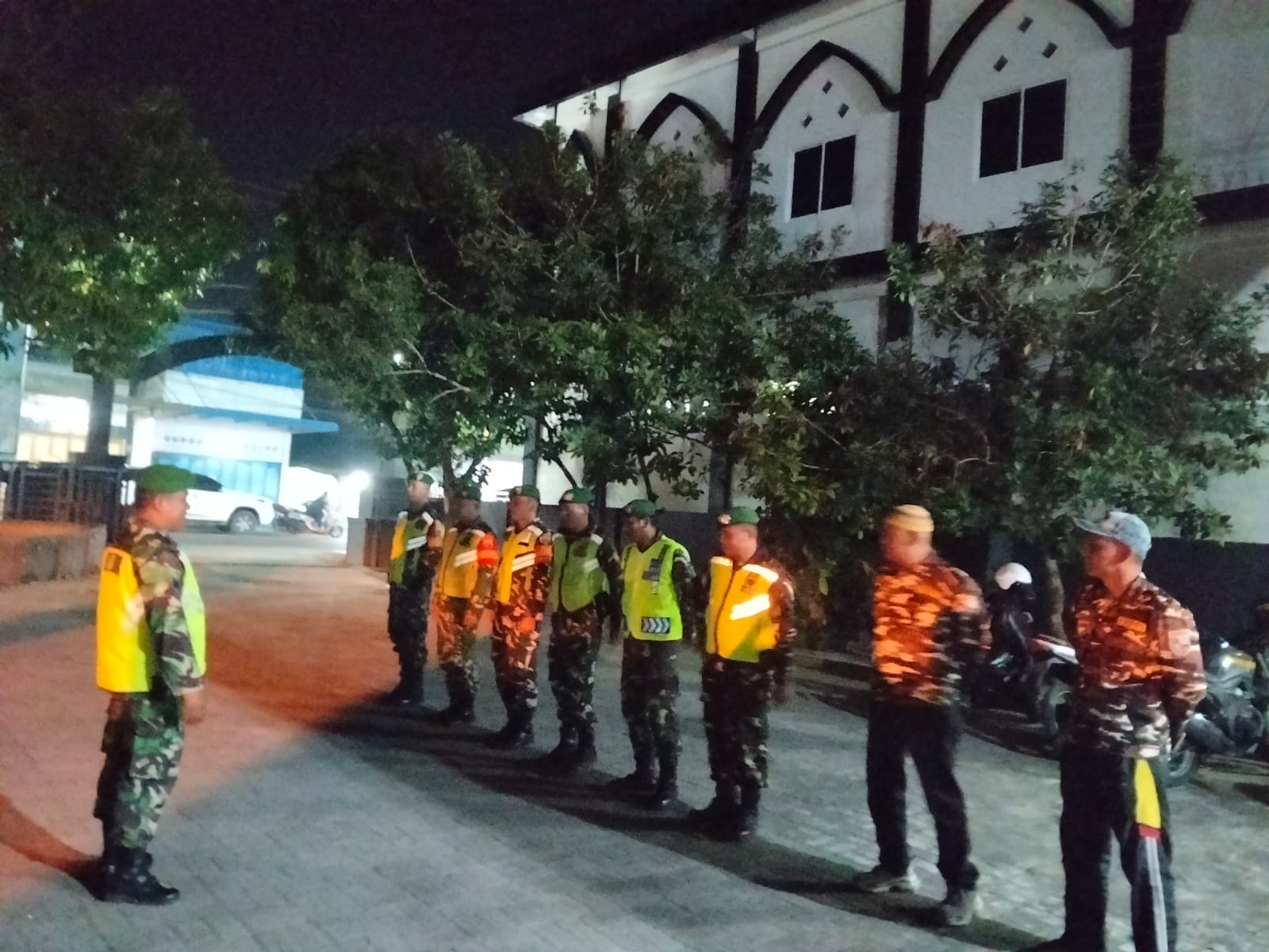 Barisan ape lKodim 0204/DS dipimpin oleh Serma Bambang Edy Gunawan bersama anggota TNI. (AZAN PURBA/SUMUT POS)