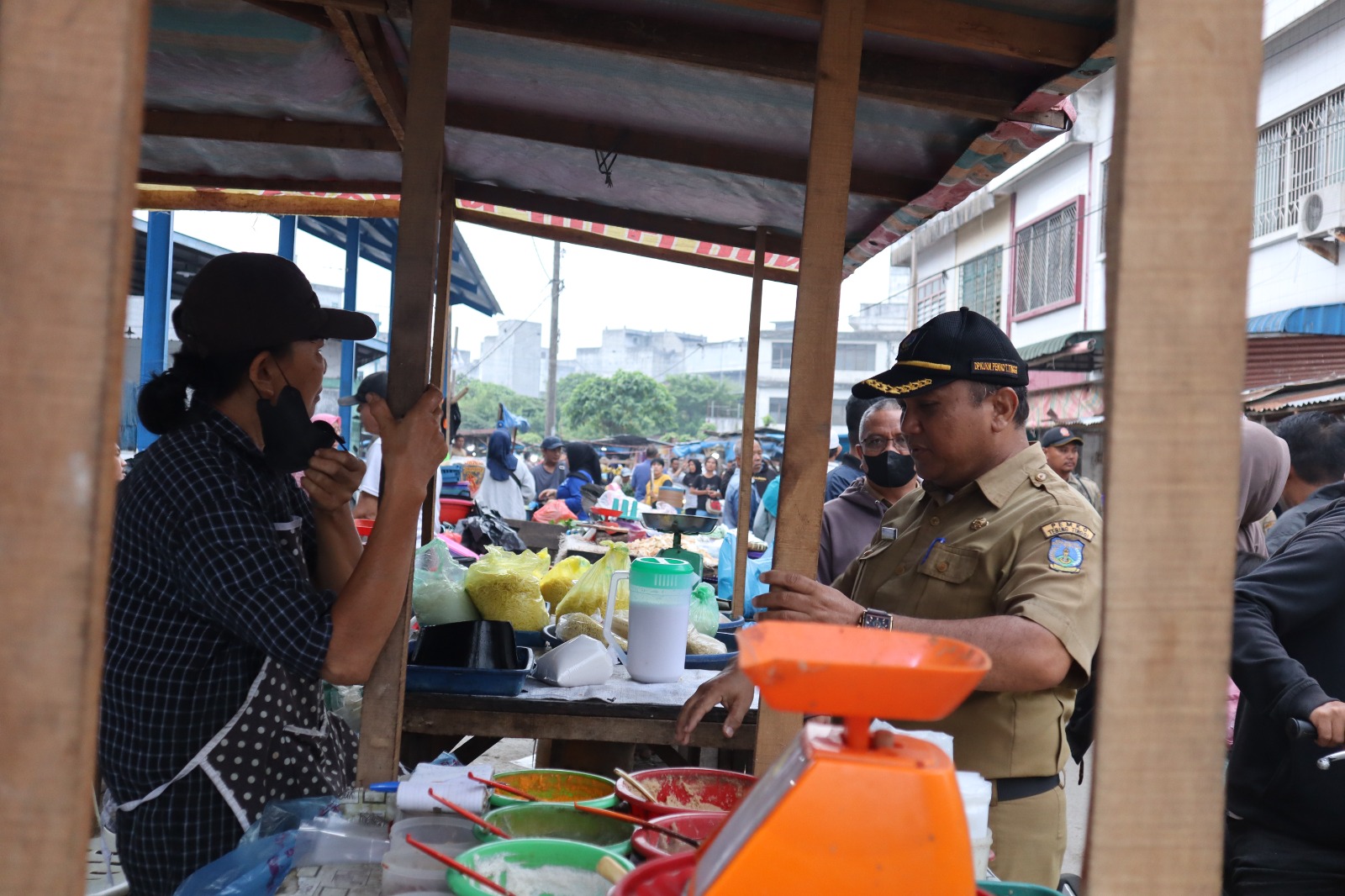 Kepala Dinas Perdagangan Kota Tebingtinggi,  Marimbun Marpaung ketika berdialog dengan pedagang  Pasar Inpres. (AZAN PURBA/ SUMUT POS)   Kota  Tebingtinggi (03/02/2026). Azan Purba