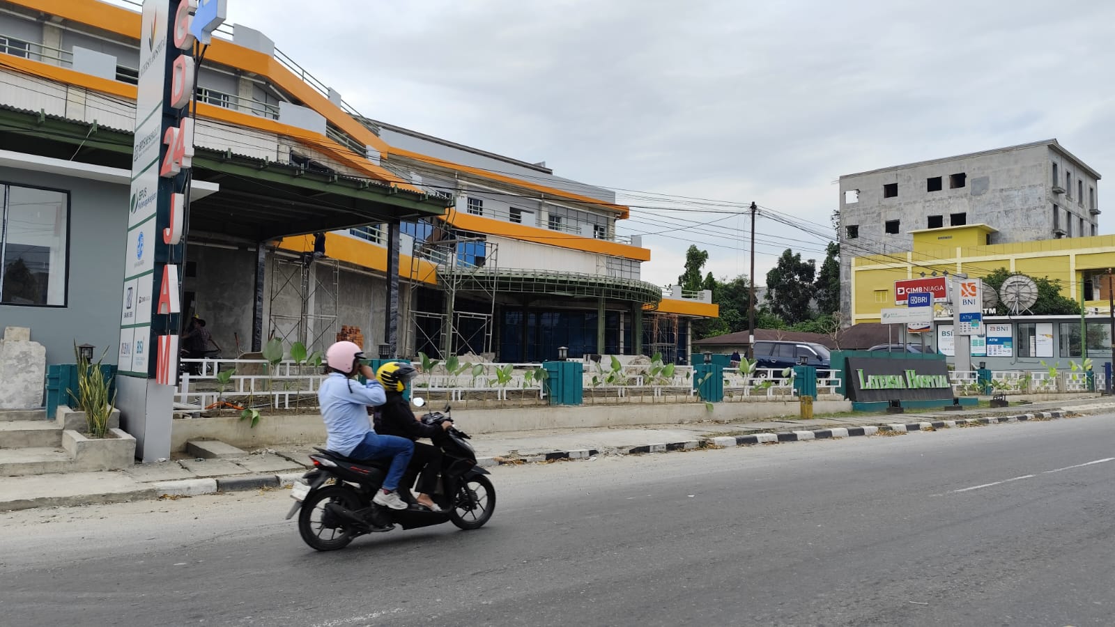Pengendara roda dua saat melintas di depan rumah sakit swasta Binjai Timur. (Istimewa/Sumut Pos)