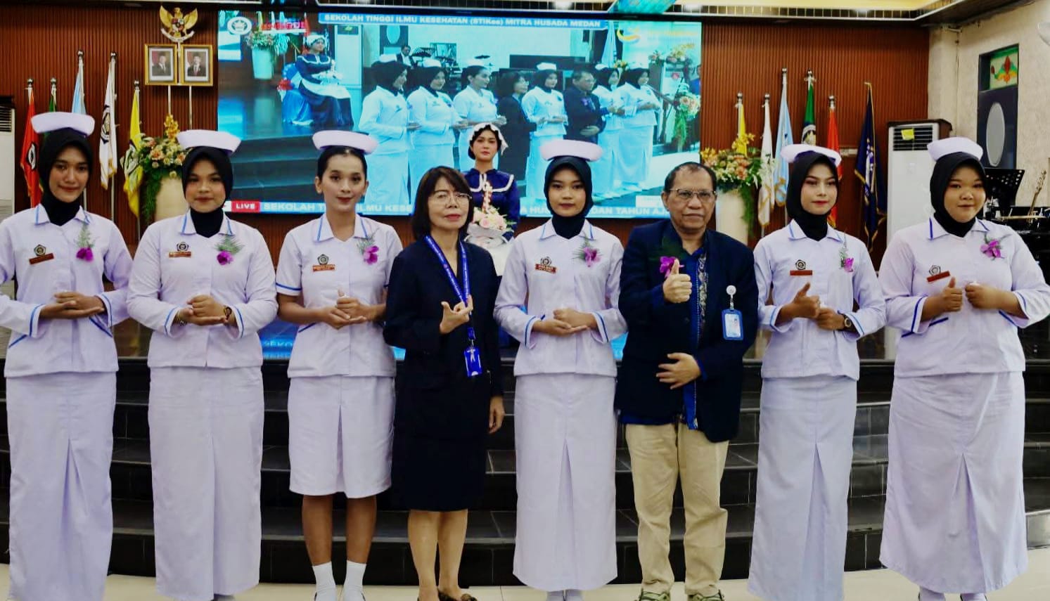 MITRA HUSADA: Prof. Saiful Anwar Matondang, M.A., Ph.D. (3 kanan) dan Dr. Siti Nurmawan Sinaga, M.Kes menghadiri capping day dan pinning day STIKes Mitra Husada Medan. (Istimewa/Sumut Pos)