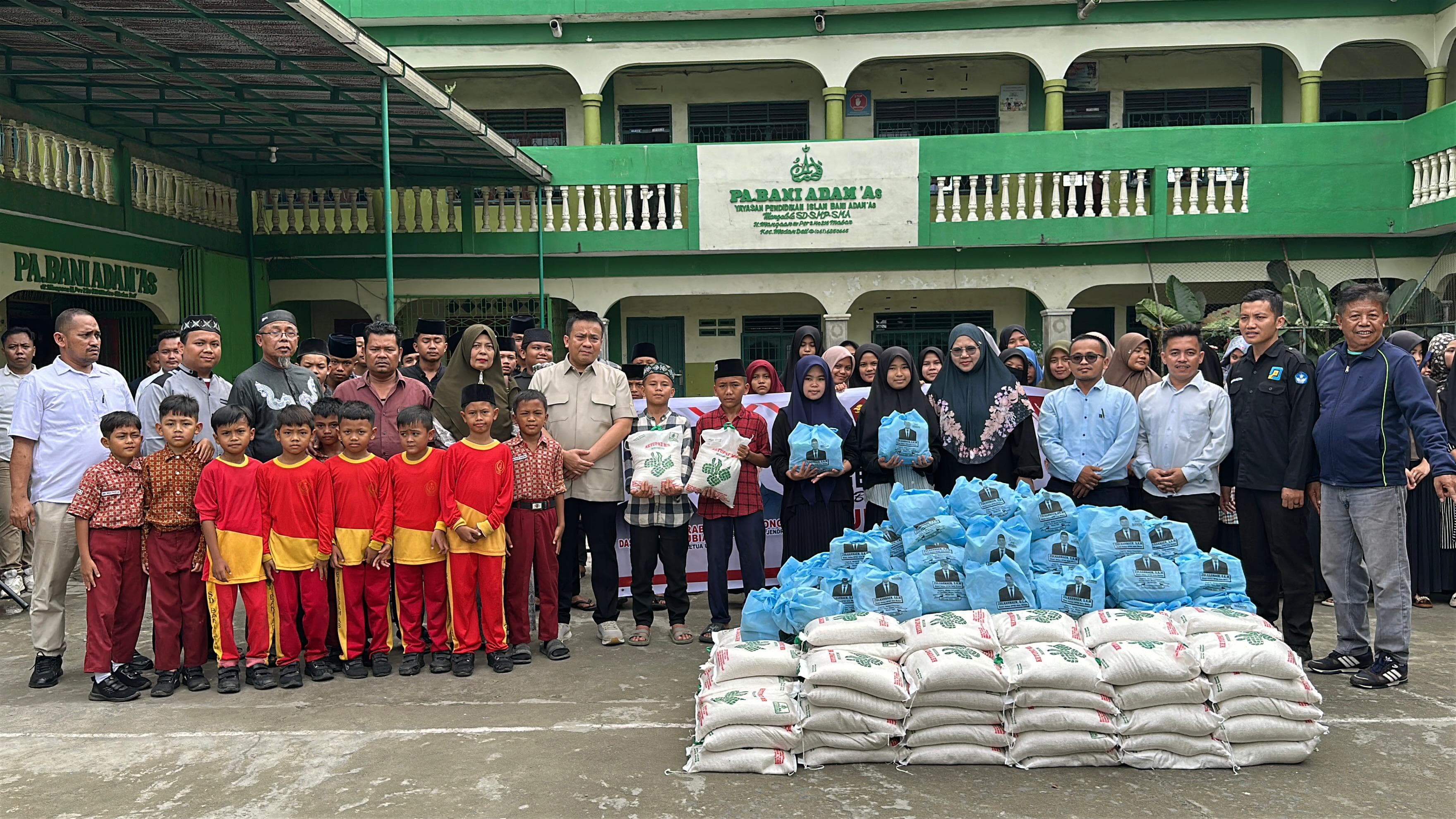 BANTUAN: Wakil Ketua DPRD Kota Medan dari Fraksi Partai Gerindra, H. Zulkarnaen S.K.M, menyerahkan bantuan berupa 200 paket sembako ke Panti Asuhan Bani Adam As di Mangaan III, Medan Deli, Rabu (4/2).