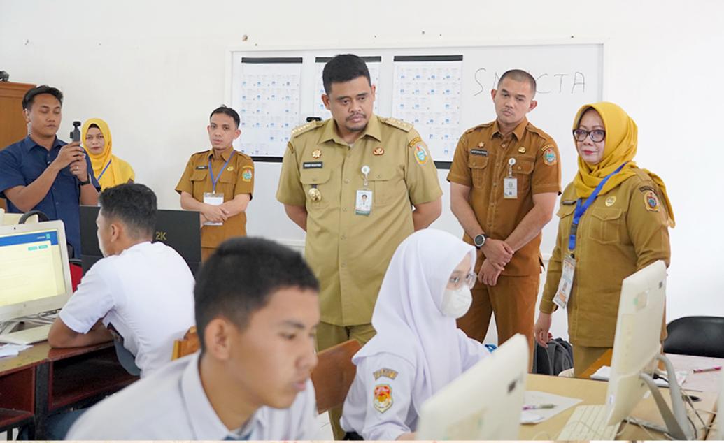 TINJAU: Gubsu Bobby Nasution didampingi Kadis Pendidikan Sumut Alex Sinulingga saat meninjau SMA di Medan, belum lama ini. (Dok: istimewa)