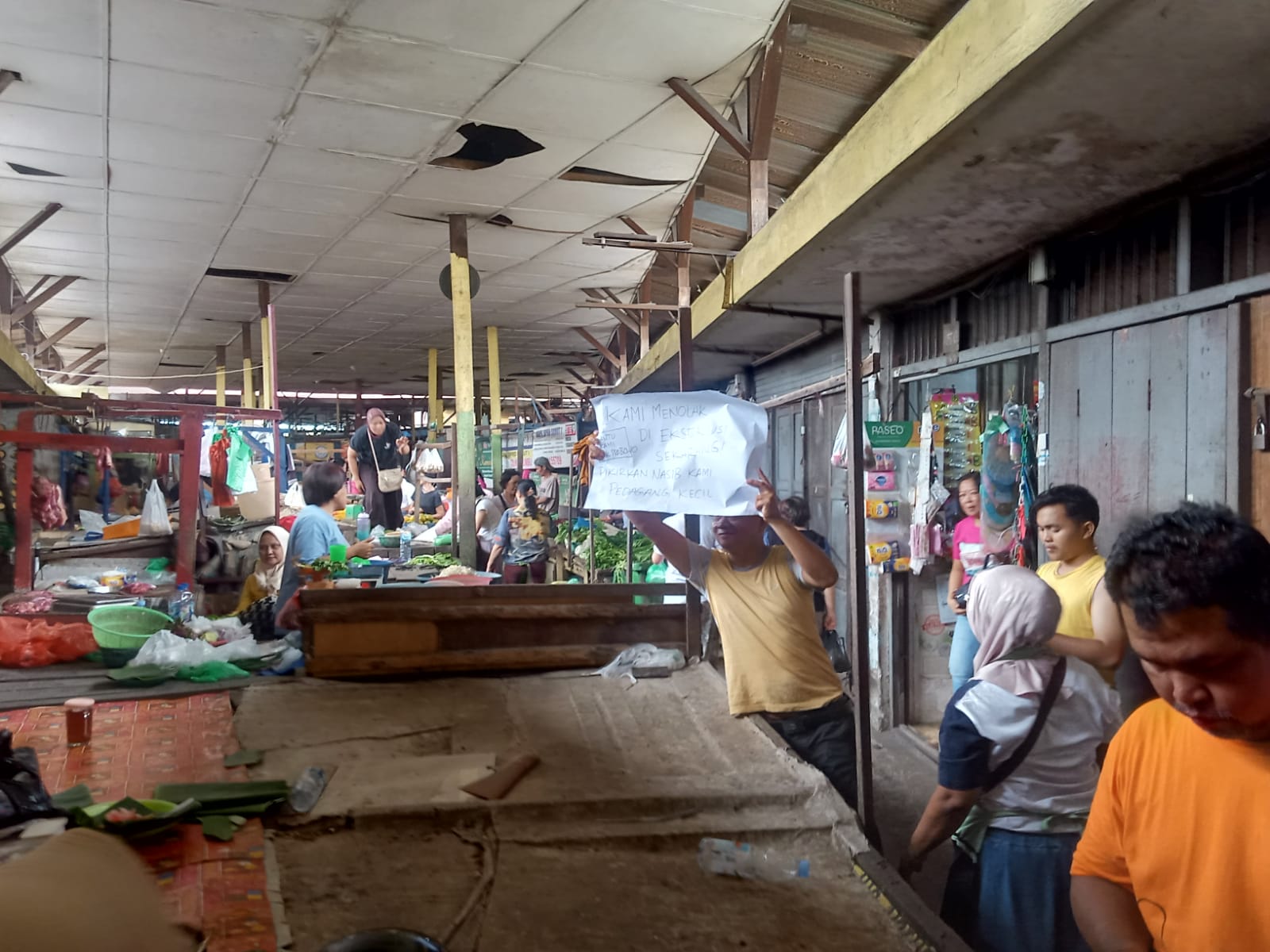 EKSEKUSI: Padagang Pasar Sambas yang belum mengetahui rencana eksekusi, Rabu (4/2) pagi. (Dok: istimewa)