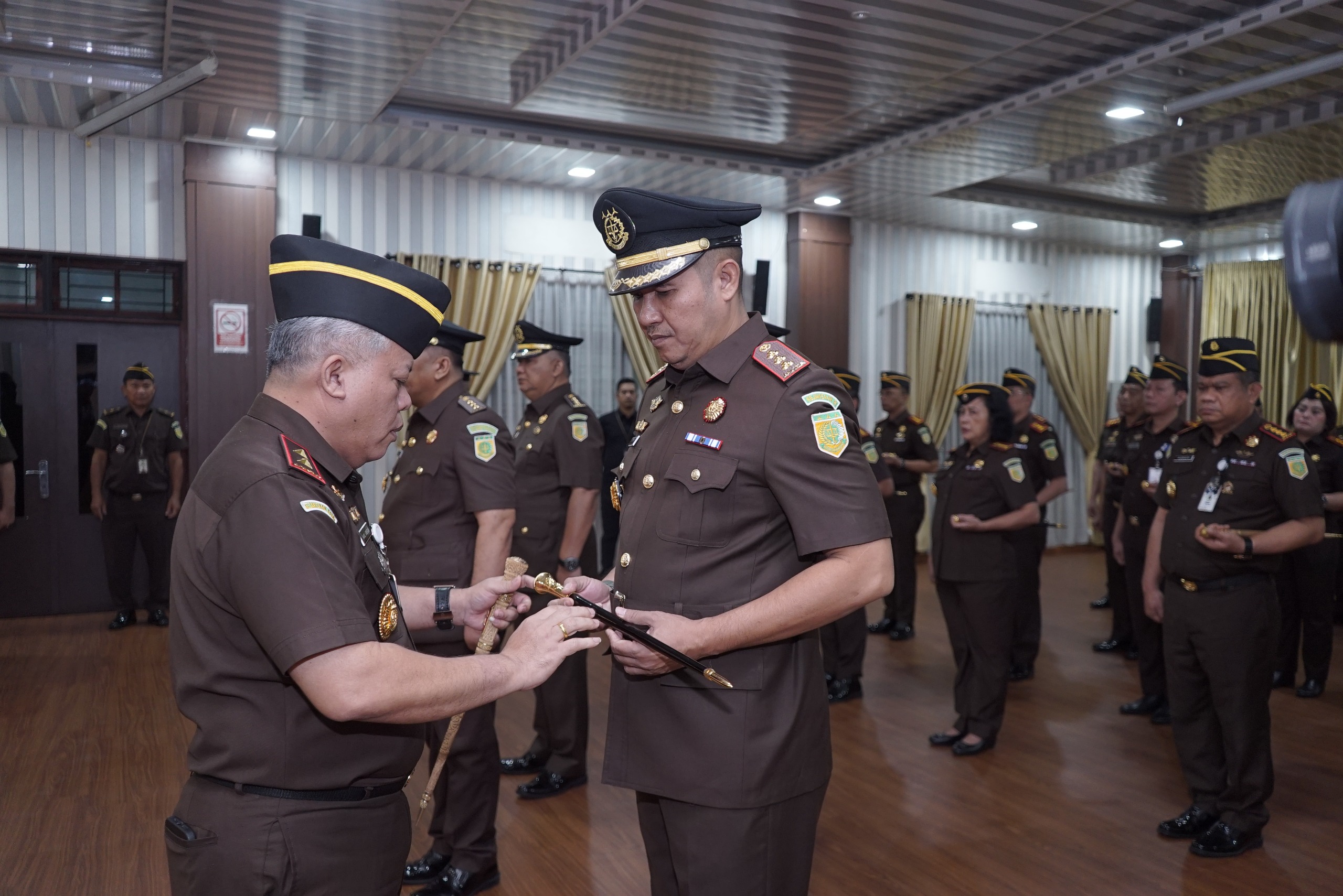 LANTIK: Kajati Sumut, Harli Siregar, melantik sejumlah pejabat di lingkungan Kejati Sumut, Rabu (4/2). (Dok: istimewa)