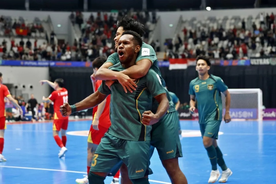 SELEBRASI: Para pemain Timnas Futsal Indonesia selebrasi saat membobol gawang Vietnam pada perempat final AFC Futsal Asian Cup 2026 di Indonesia Arena,  Jakarta, Selasa (3/2/2026). (Dok: jawapos.com)