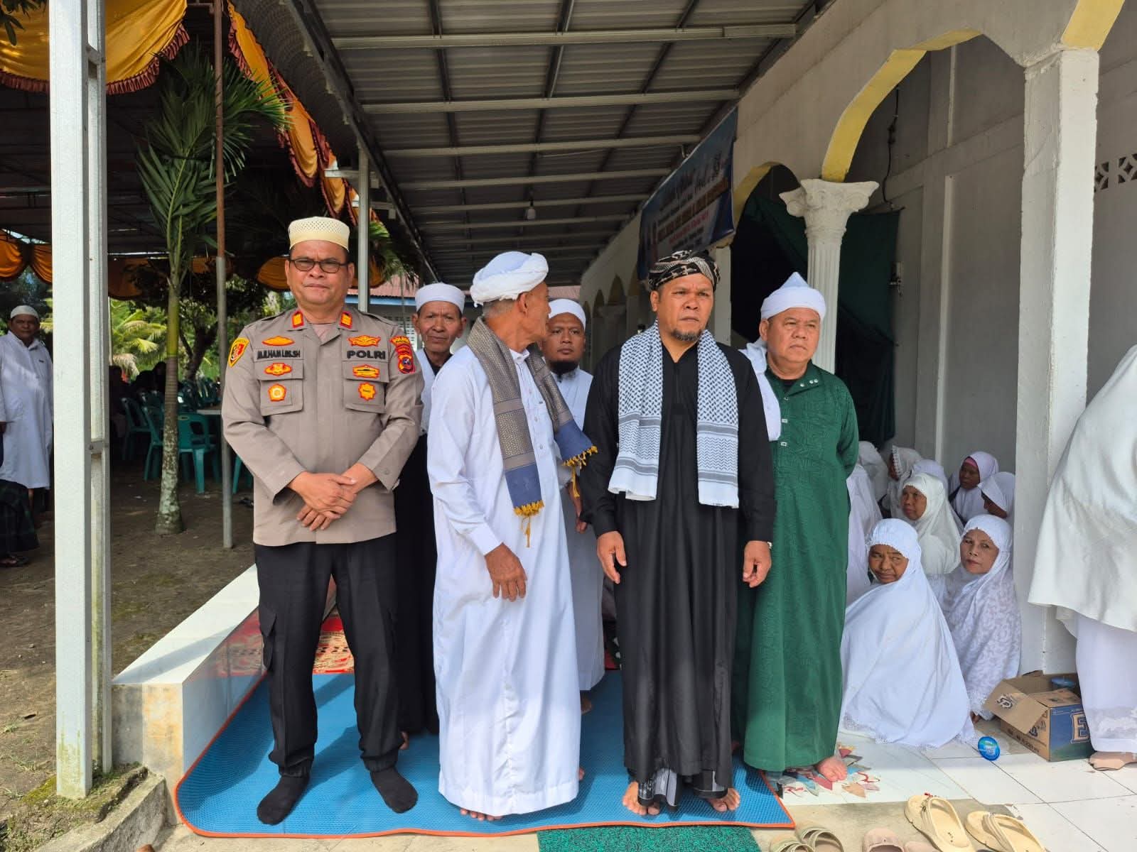 Kapolsek Kampung Rakyat, AKP M. Ilham Lubis, S.H., M.H. hadiri Haul Syekh H. Zakaria Musa ke-33 di Tanjung Medan. (KHAIRUDDIN/SUMUT POS)