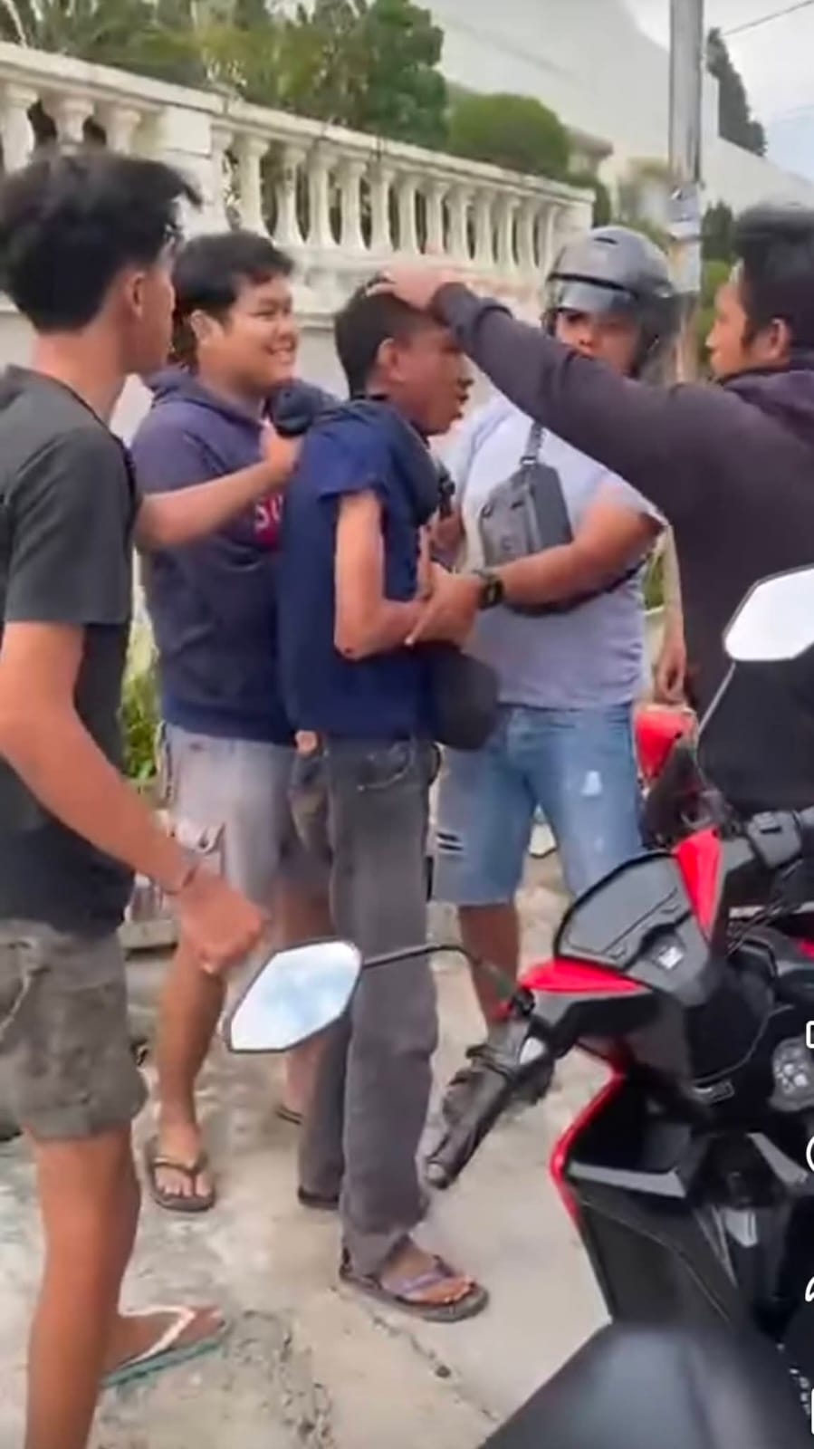 Septiano Muhammad Ali Damanik, mengenakan baju kaos oblong biru saat di lokasi. (ISTIMEWA/SUMUT POS)