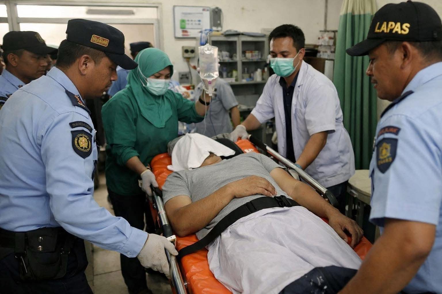 Petugas Lapas Kelas III Kotapinang saat merujuk warga binaan yang jatuh di kamar mandi ke RSUD setempat. (ISTIMEWA/SUMUT POS)