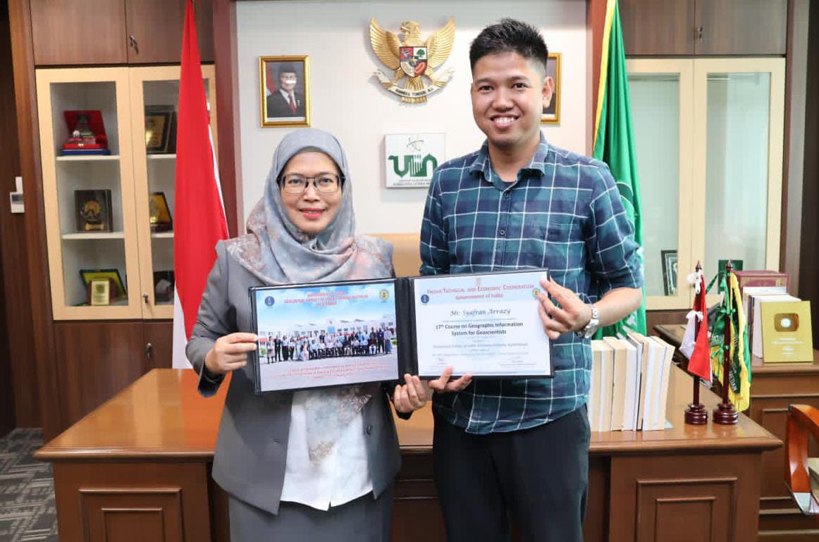INTERNASIONAL: Peserta pelatihan GIS Internasional India Syafran Arrazy (kanan) bersama Rektor UIN Sumatera Utara Prof. Dr. Nurhayati, M.Ag. (Istimewa/Sumut Pos)