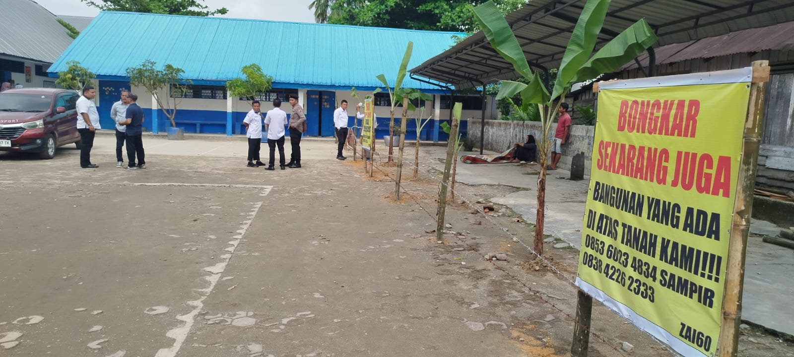 Pihak Kepolisian Resor Labuhanbatu dan aparatur Kelurahan Cendana turun ke lokasi SMPN1 Rantau Utara (Fajar/ Sumut Pos)