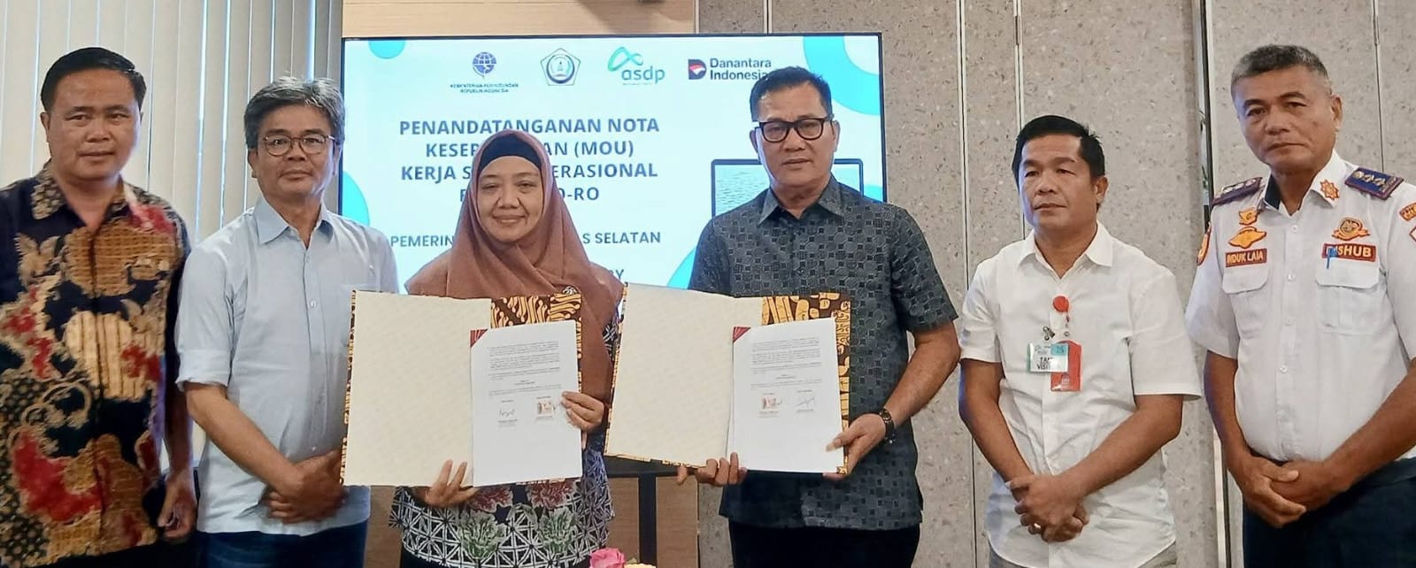 Bupati Nisel, Sokhiatulo Laia bersama Senior General Manager PT. ASDP Indonesia Ferry (Persero) Thesresia Damayanti saat menunjukkan berita acara MOU. (ISTIMEWA/SUMUT POS)