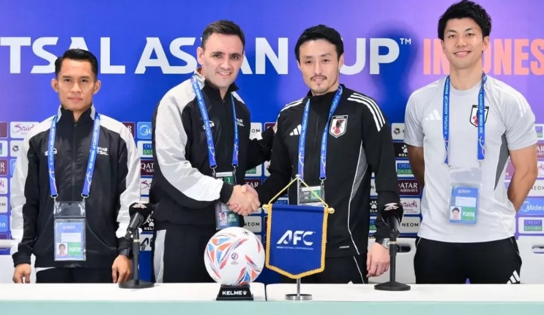 SALAM: Pelatih Timnas Futsal Indonesia bersalaman dengan Pelatih Timnas Futsal Jepang saat konferensi pers. (Dok: AFC)