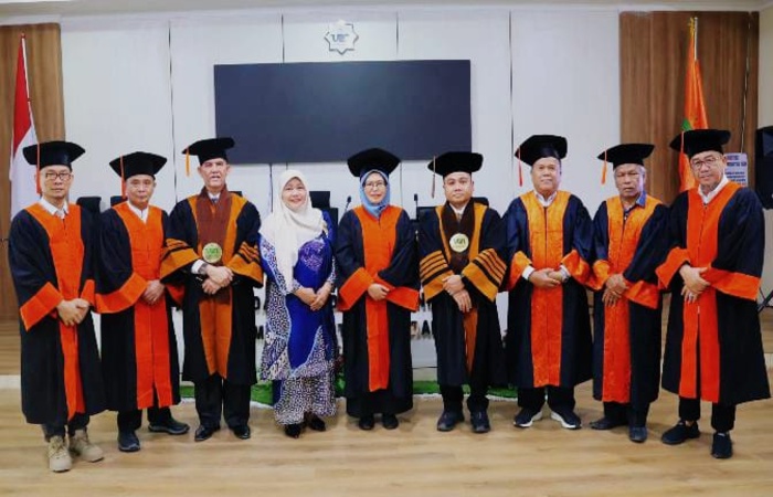 PROMOSI DOKTOR: Dr. HM Daud Siagian (3 kiri) meraih gelar doktor di UIN Sumatera Utara. (Istimewa/Sumut Pos)