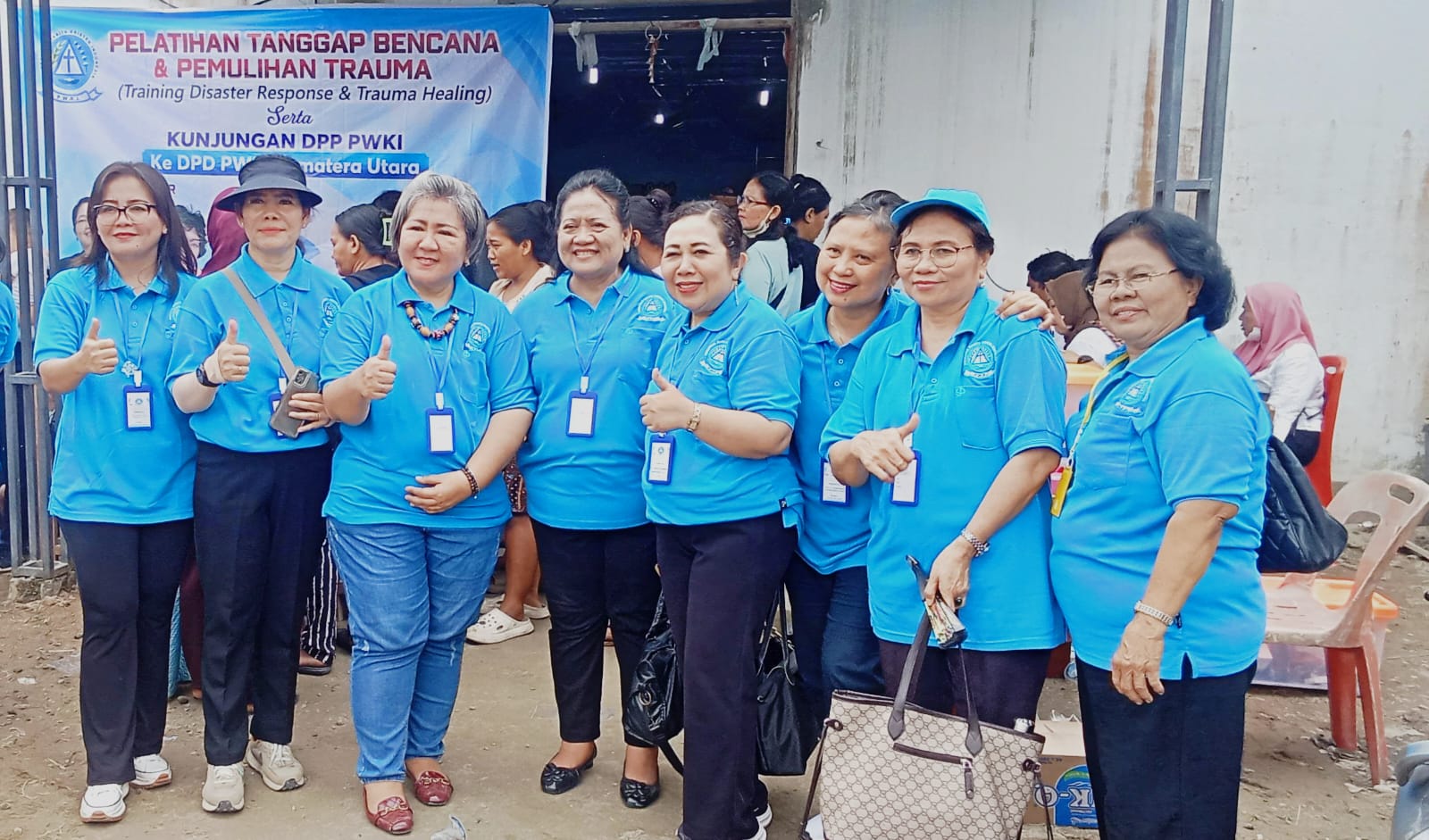 PEMULIHAN TRAUMA: Dra. Veronika Sitanggang, M.Psi (4 kiri) menghadiri kegiatan pemulihan trauma di Klambir V Kebun Hamparanperak, Rabu (4/2). (Deddi Mulia Purba/Sumut Pos)