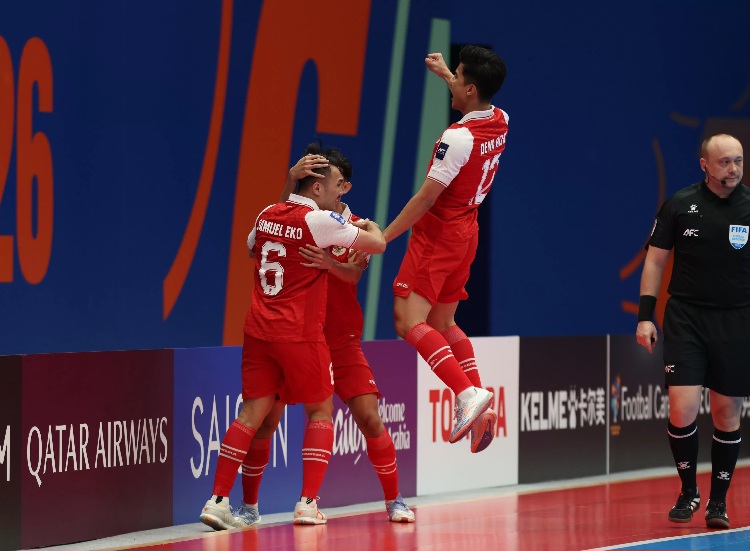 MENANG: Pemain Timnas Futsal Indonesia saat merayakan kemenangan melawan Jepang pada semifinal Piala Asia Futsal 2026 di Indonesia Arena. (Dok: Jawapos.com)