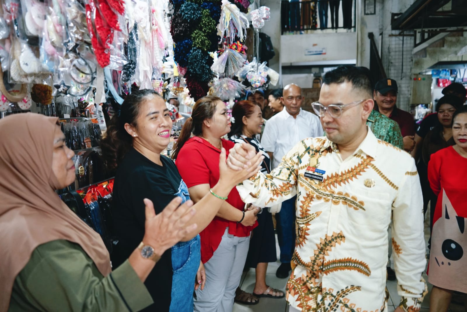BERSAMA: Dirut PUD Pasar Kota Medan, Anggia Ramadhan bersama para pedagang Pasar Sambas. (Dok: istimewa)