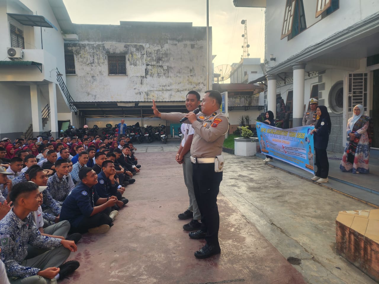 Sat Lantas Polres Labuhanbatu edukasi siswa SMK Negeri 1 Rantau Utara tentang tertib berlalulintas (Fajar/Sumut Pos)