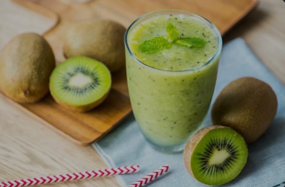 ilustrasi, jus kiwi menjadi salah satu minuman untuk mempelancar BAB. (Freepik.com)