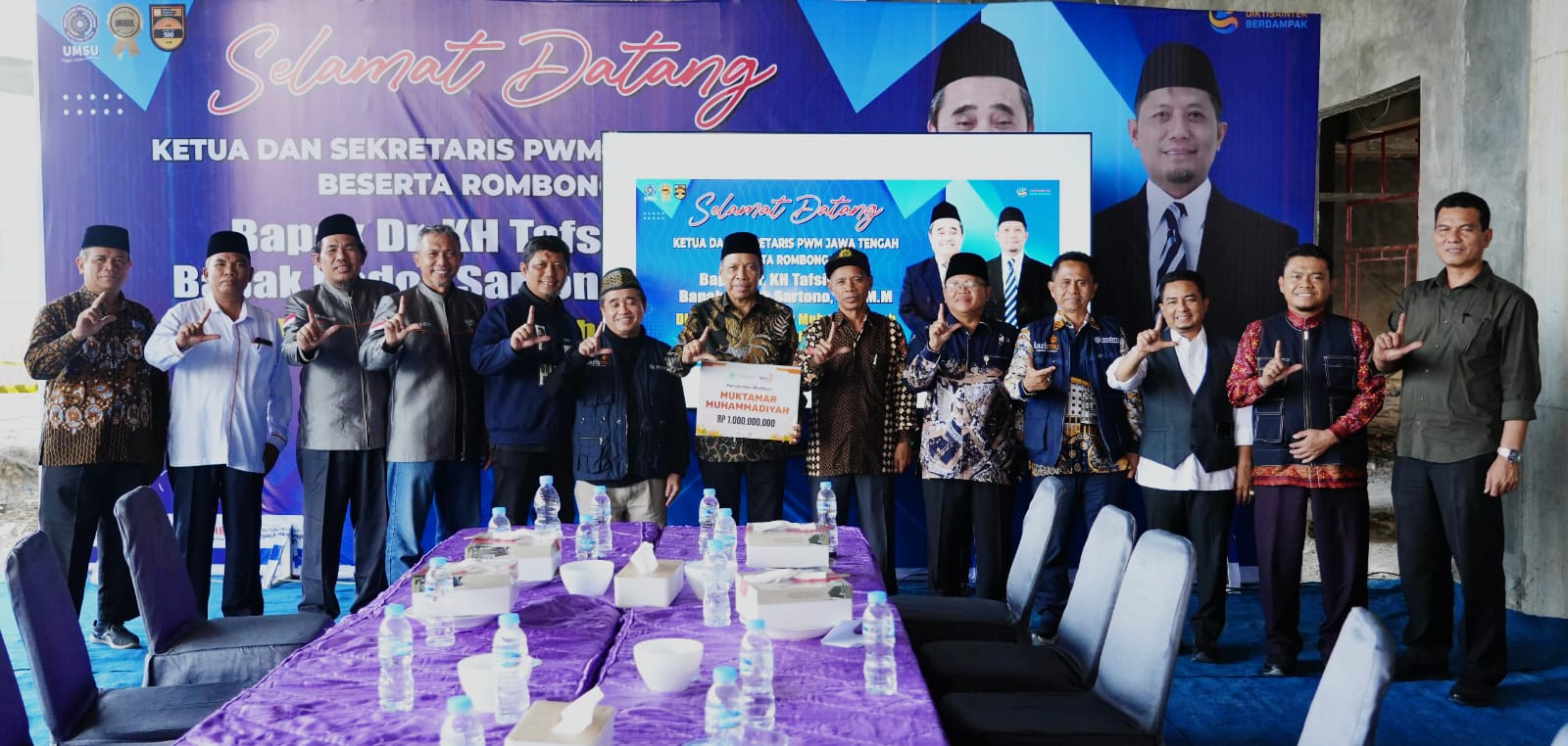 JAWA TENGAH: Prof. Dr. Agussani, M.AP (tengah) menerima bantuan dari PWM Jawa Tengah. (Istimewa/Sumut Pos)