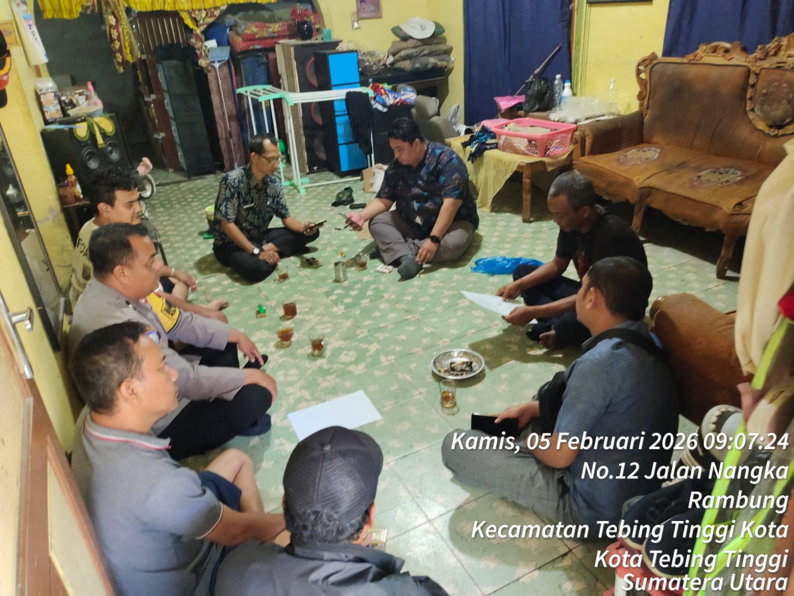 Bhabinkamtibmas Polsek Padang Hilir, Aipda Mhd Hartono, memimpin proses problem solving bersama warga, korban, serta aparatur kelurahan terkait kasus pencurian. (AZAN PURBA/SUMUT POS)
