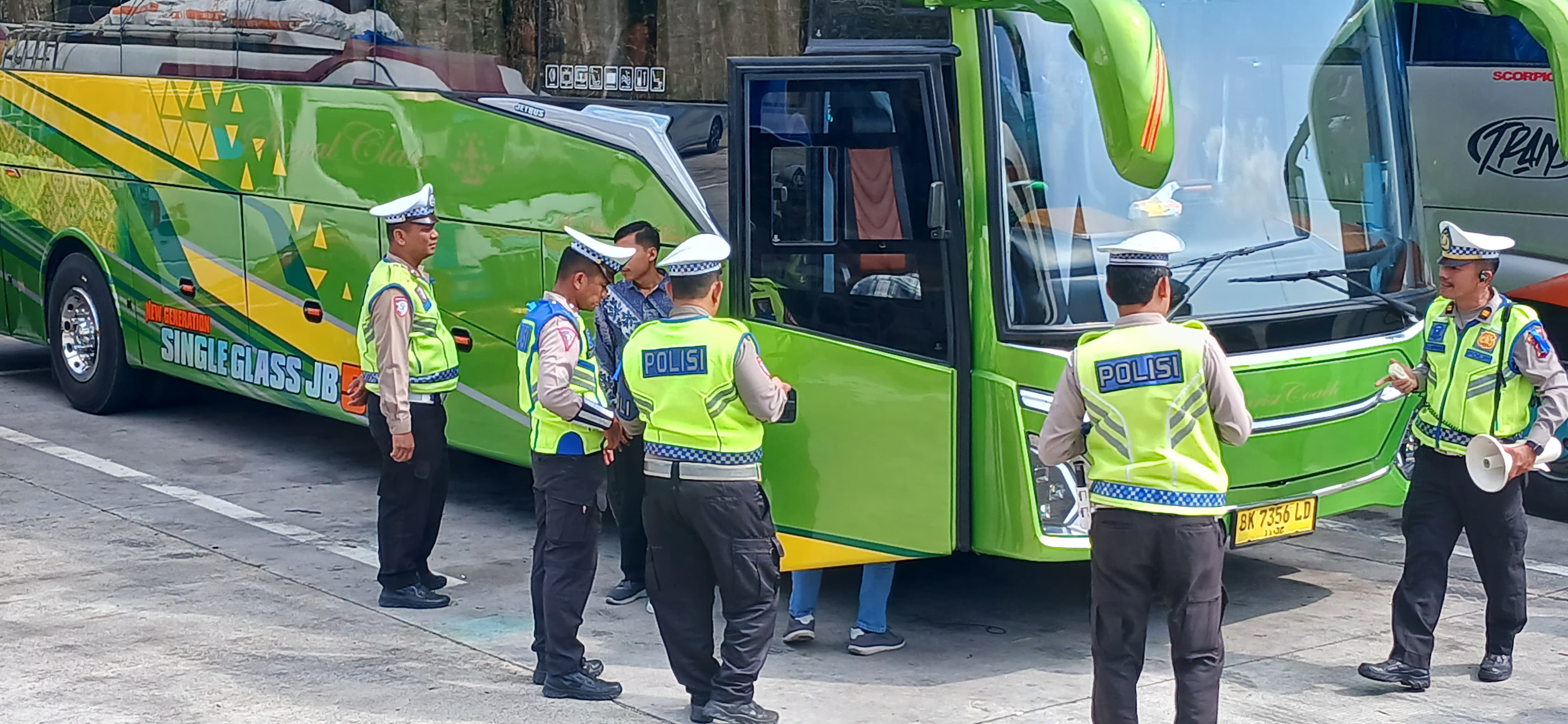 TINDAK: Polantas saat menindak kendaraan yang melanggar peraturan lalu lintas. (Dok: istimewa)