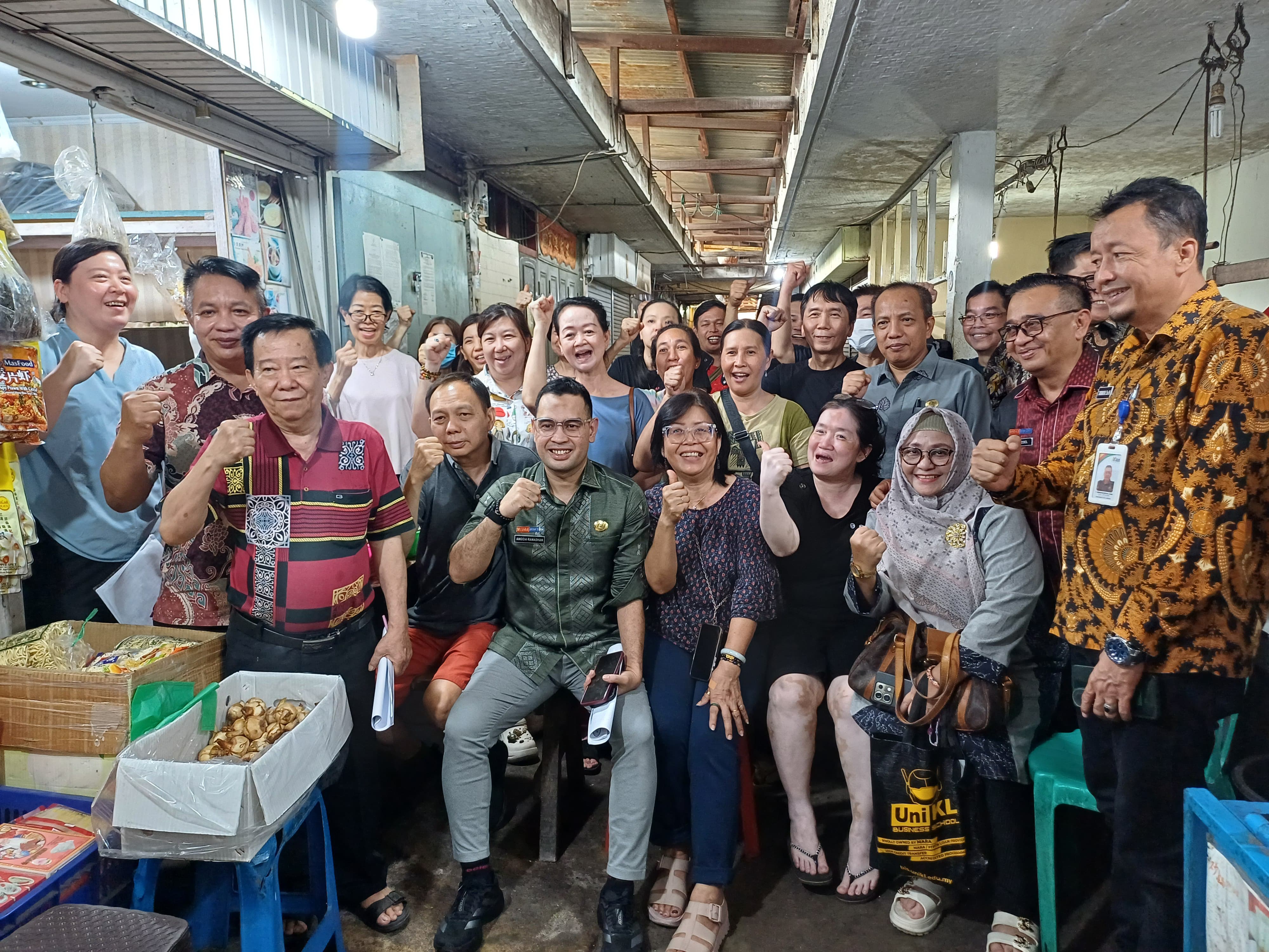 BERSAMA: Jajaran direksi PUD Pasar Kota Medan bersama para pedagang di Pasar Sambas, Jumat (6/2/2026). (Dok: Markus Pasaribu/Sumut Pos)