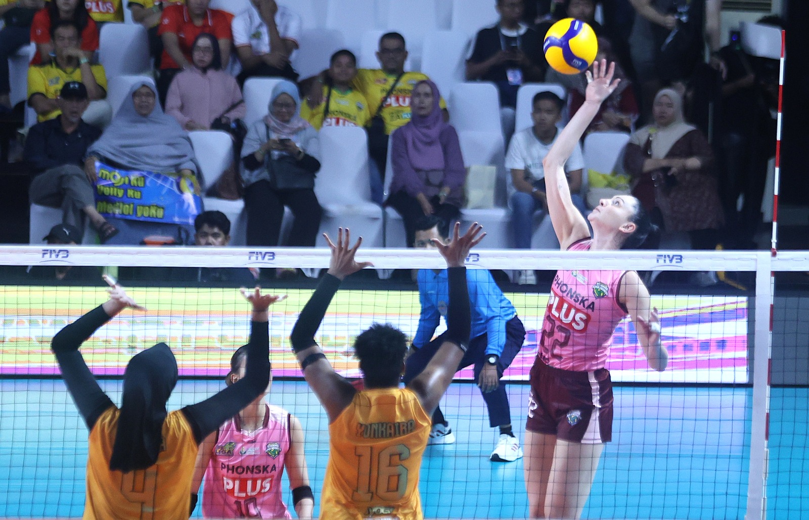LAWAN: Gresik Phonska Plus tumbang dan mengalami kekalahan saat melawan Jakarta Popsivo Polwan dengan 4 set. (Dok: Proliga)