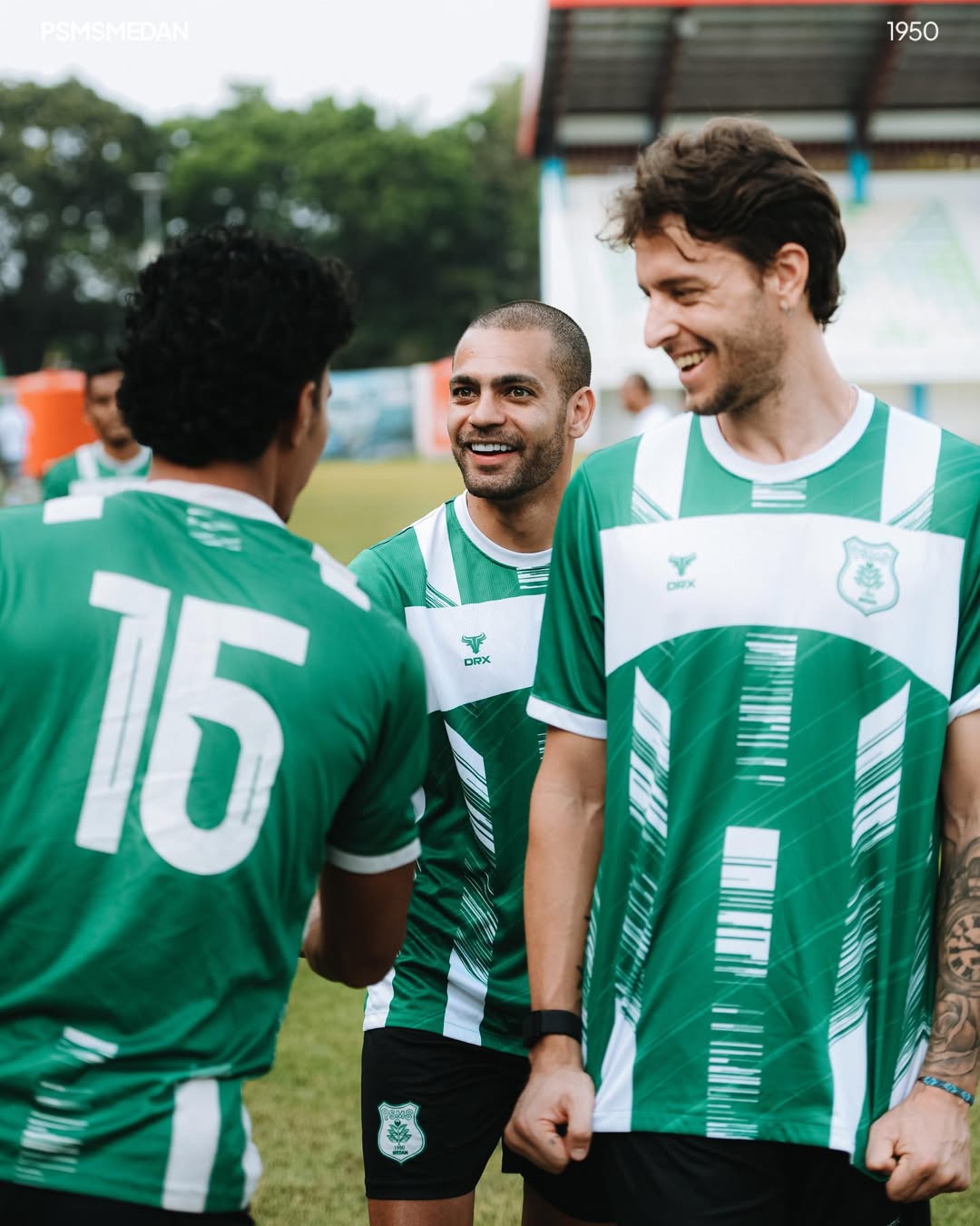 LATIHAN: Clayton Da Silveira Da Silva bersalaman dengan pemain PSMS saat melakoni latihan perdana di Stadion Mini Pancing, Jumat (6/2/2026). (Dok: @official_psmsmedan)