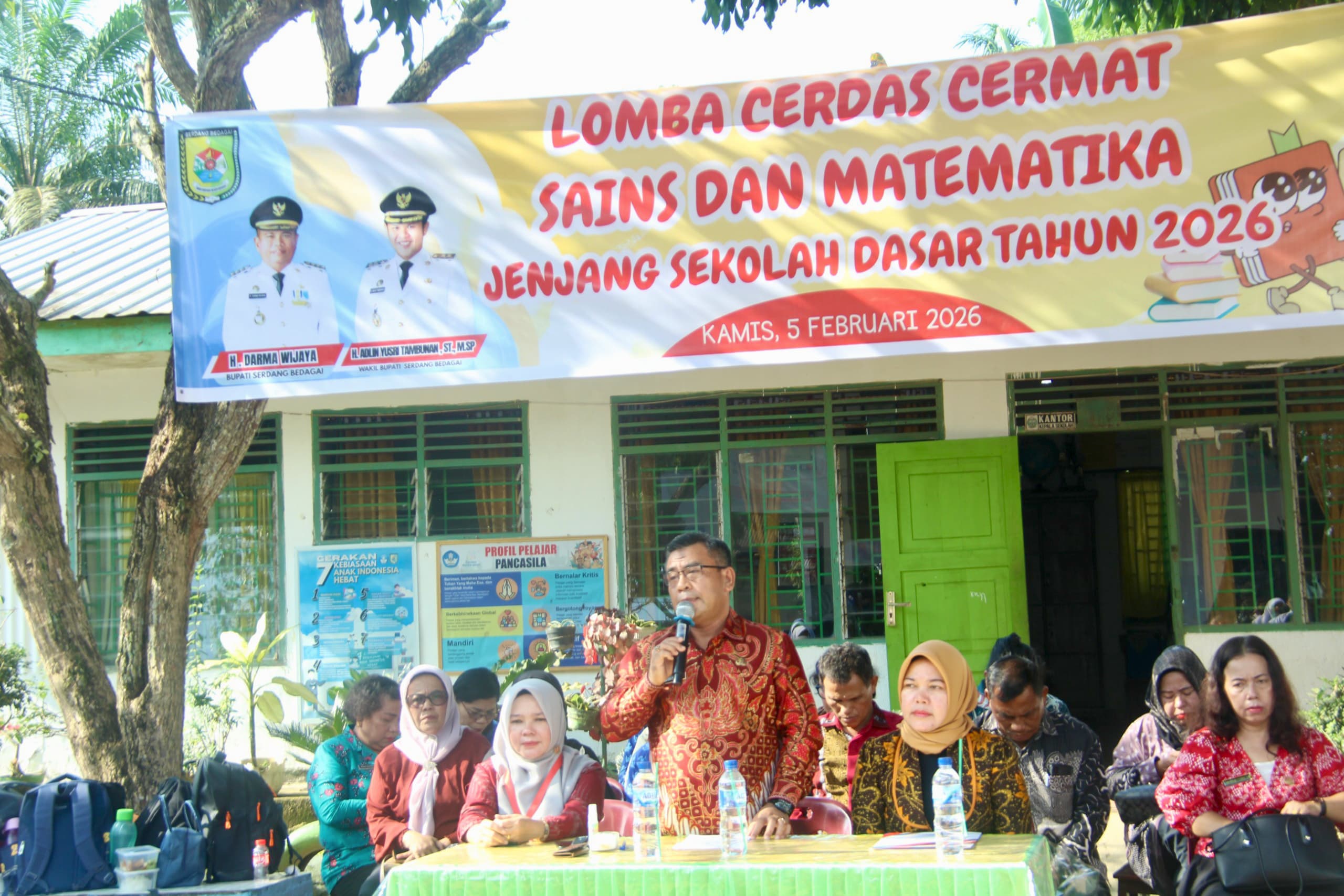 Sekretaris Dinas Pendidikan Sergai Agus Salim Berutu saat beri kata sambutan . ( Fadly/Sumut Pos )