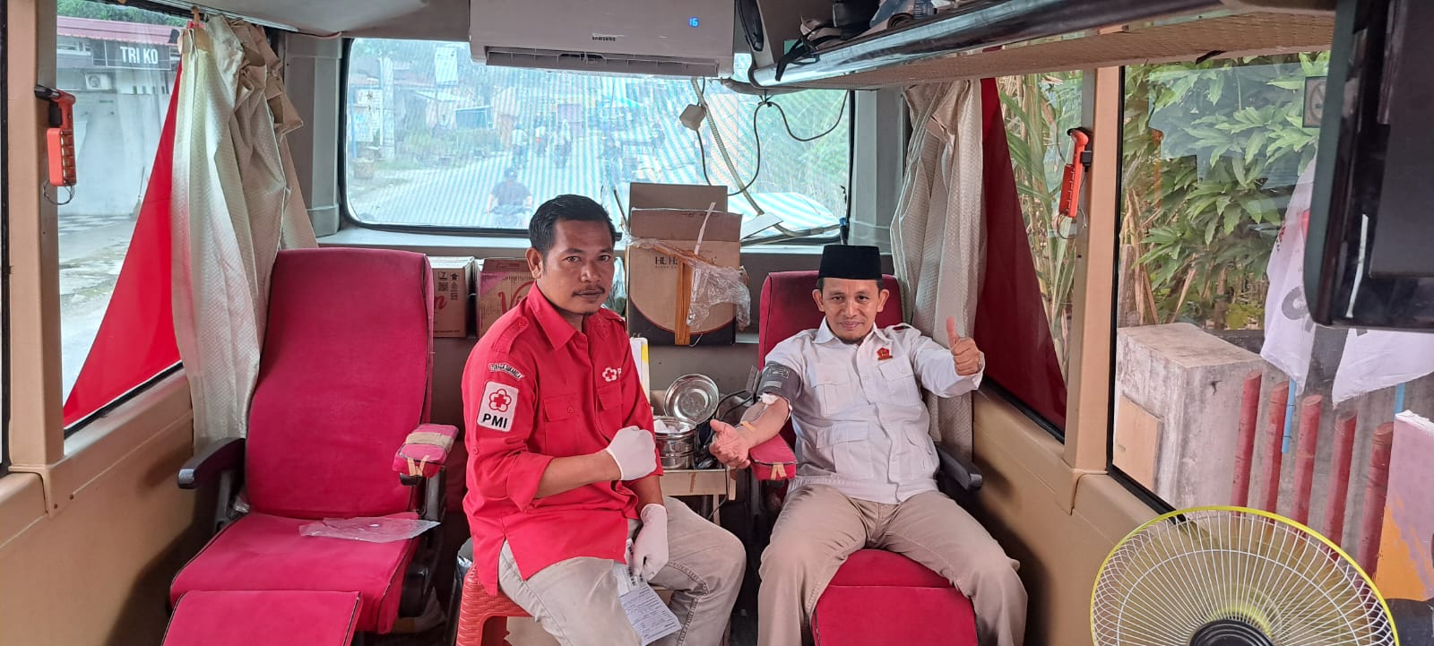 DONOR DARAH: Ketua DPC Partai Gerindra Labuhanbatu melakukan donor darah dalam rangkaian bakti sosial memyambut HUT ke-18 Partai Gerindra (Fajar/ Sumut Pos)