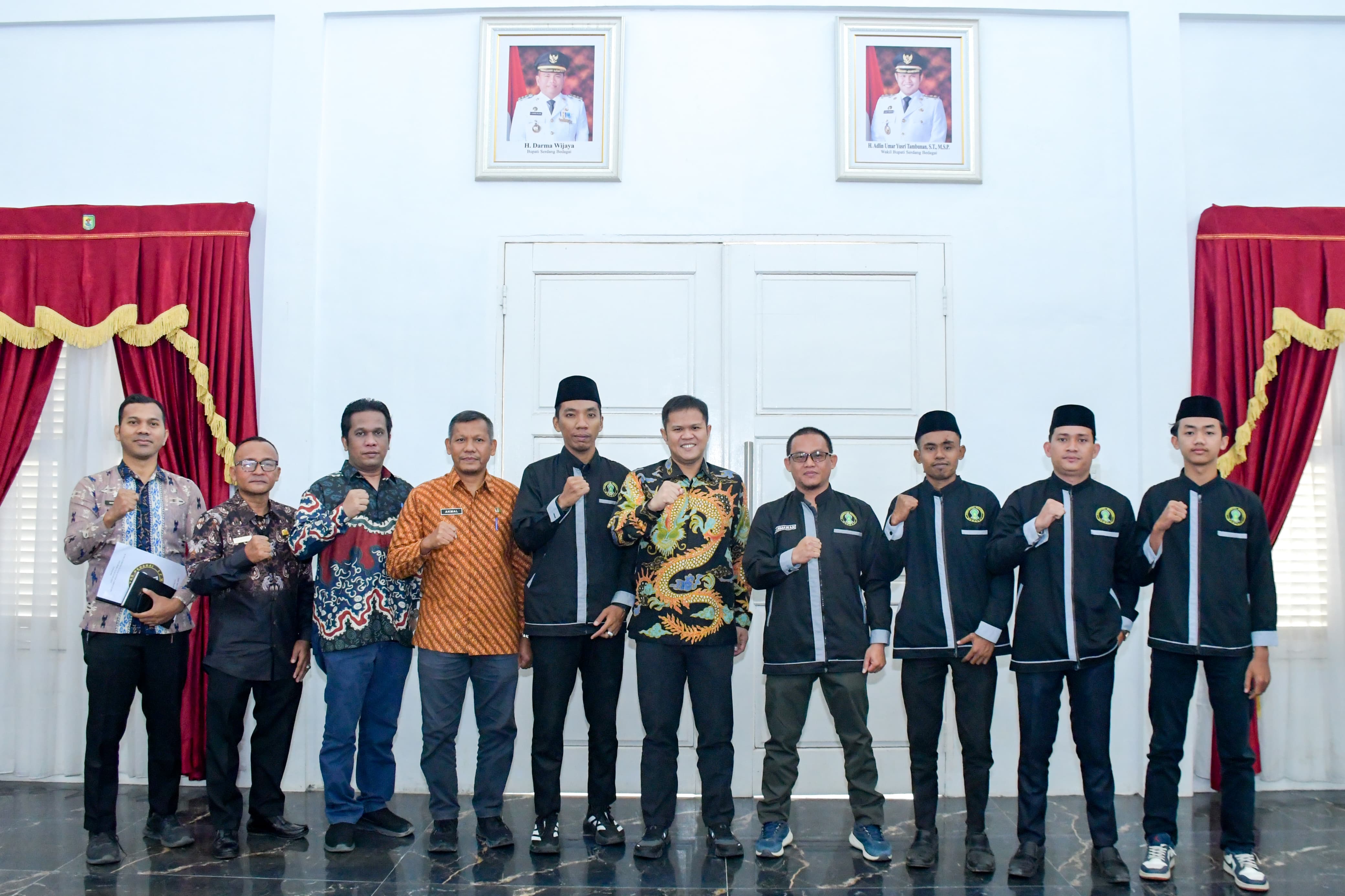 Komunitas Bedagai Mengaji (KBM) bersama Wabup Sergai H Adlin Tambunan di ruang kerjanya. ( Fadly/Sumut Pos))