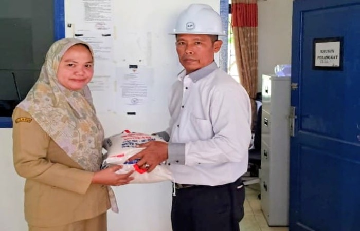 Pimpinan PT SAS, Fahrizal saat salurkan  150 Paket Sembako Bagi Warga Sekitar  Desa Tanjung Gading, Jumat&nbsp; (6/2/2026). (Liberti H Haloho)