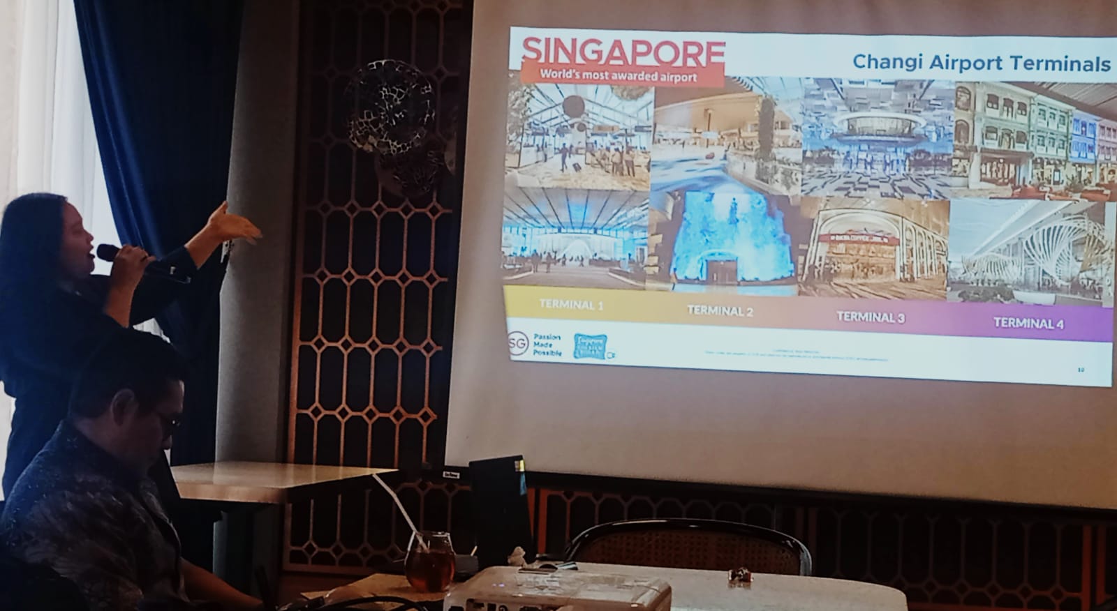 PARIWISATA SINGAPURA: Manager Indonesia International Group Singapore Tourism Board Erika Primasanti menjelaskan pariwisata Singapura, Kamis (5/2). (Deddi Mulia Purba/Sumut Pos)