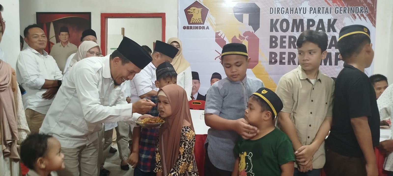 Sulang - Ketua DPC Partai Gerindra Labuhanbatu menyulang para anak yatim piatu dalam acara perayaan HUT ke-18 Partai Gerindra (Fajar/Sumut Pos)