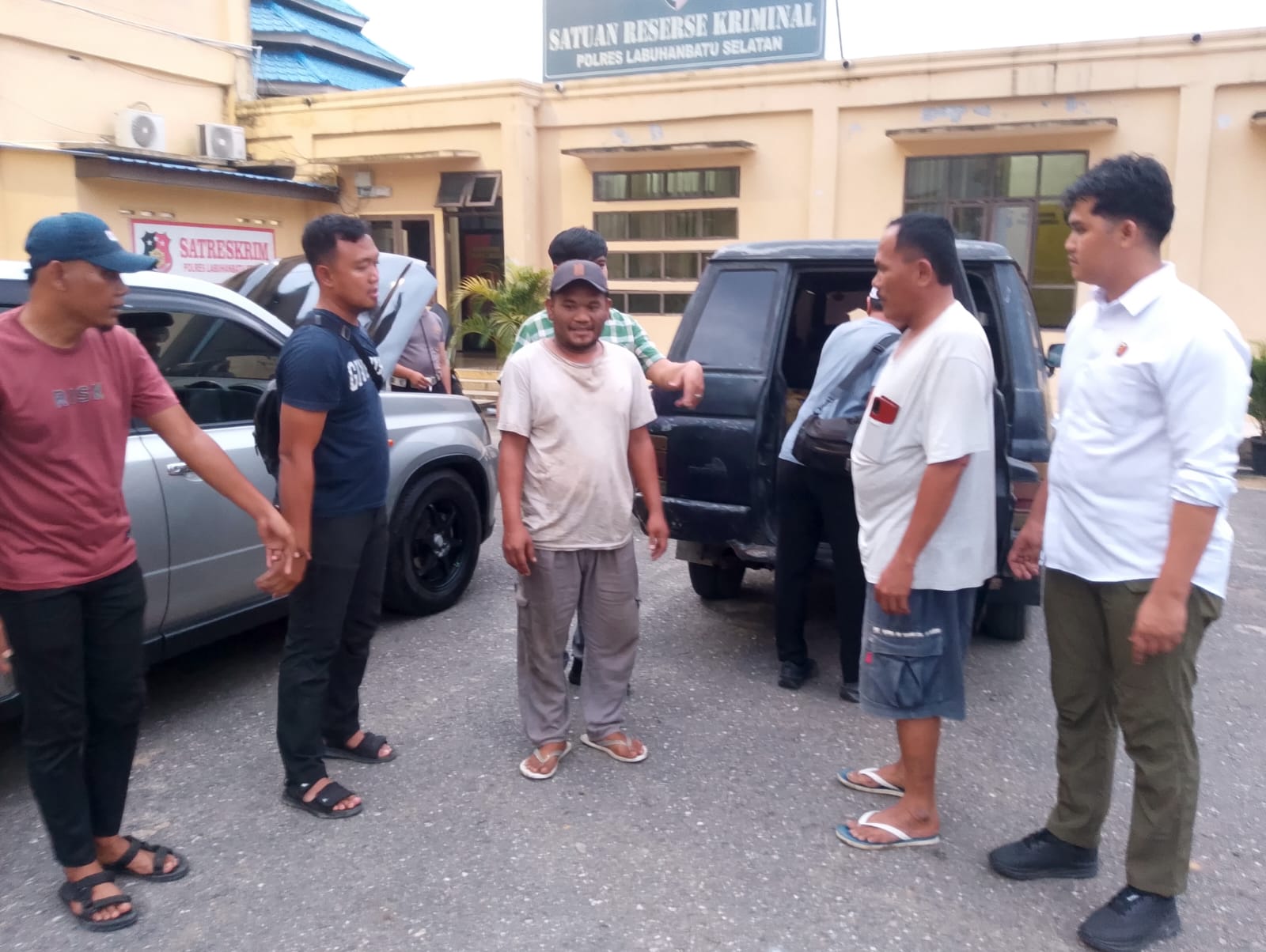 Dua warga Labusel diserahkan petugas Kodim 0209 ke Polres Labusel atas kasus dugaan penimbunan BBM Subsidi. (Khairuddin/Sumut Pos)