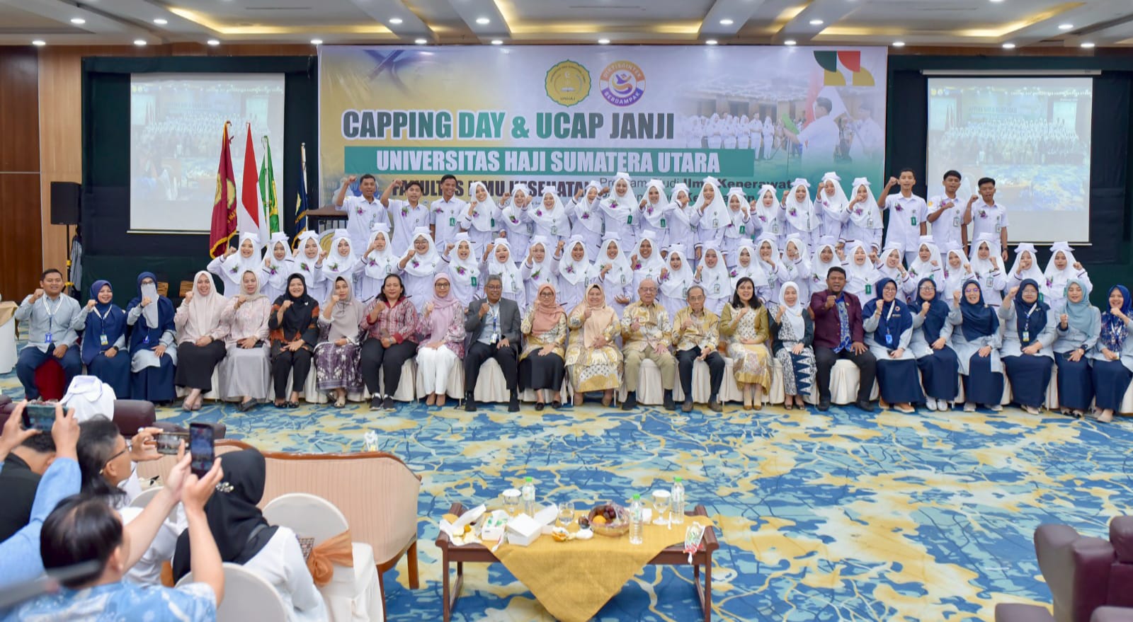 UNIVERSITAS HAJI: Rektor beserta undangan dan peserta capping day dan ucap Universitas Haji Sumatera Utara di Hotel Gran Inna Medan, Kamis (5/2).